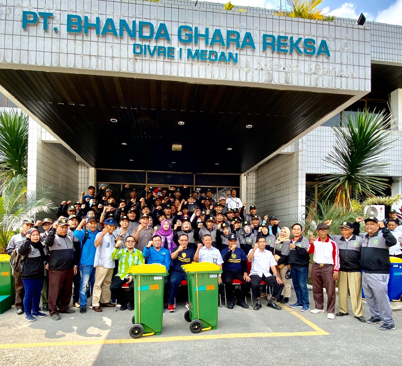 Penyerahan Tong Sampah dari PT Bhanda Ghara Reksa (BGR) Divre I Medan, Kecamatan Medan Marelan